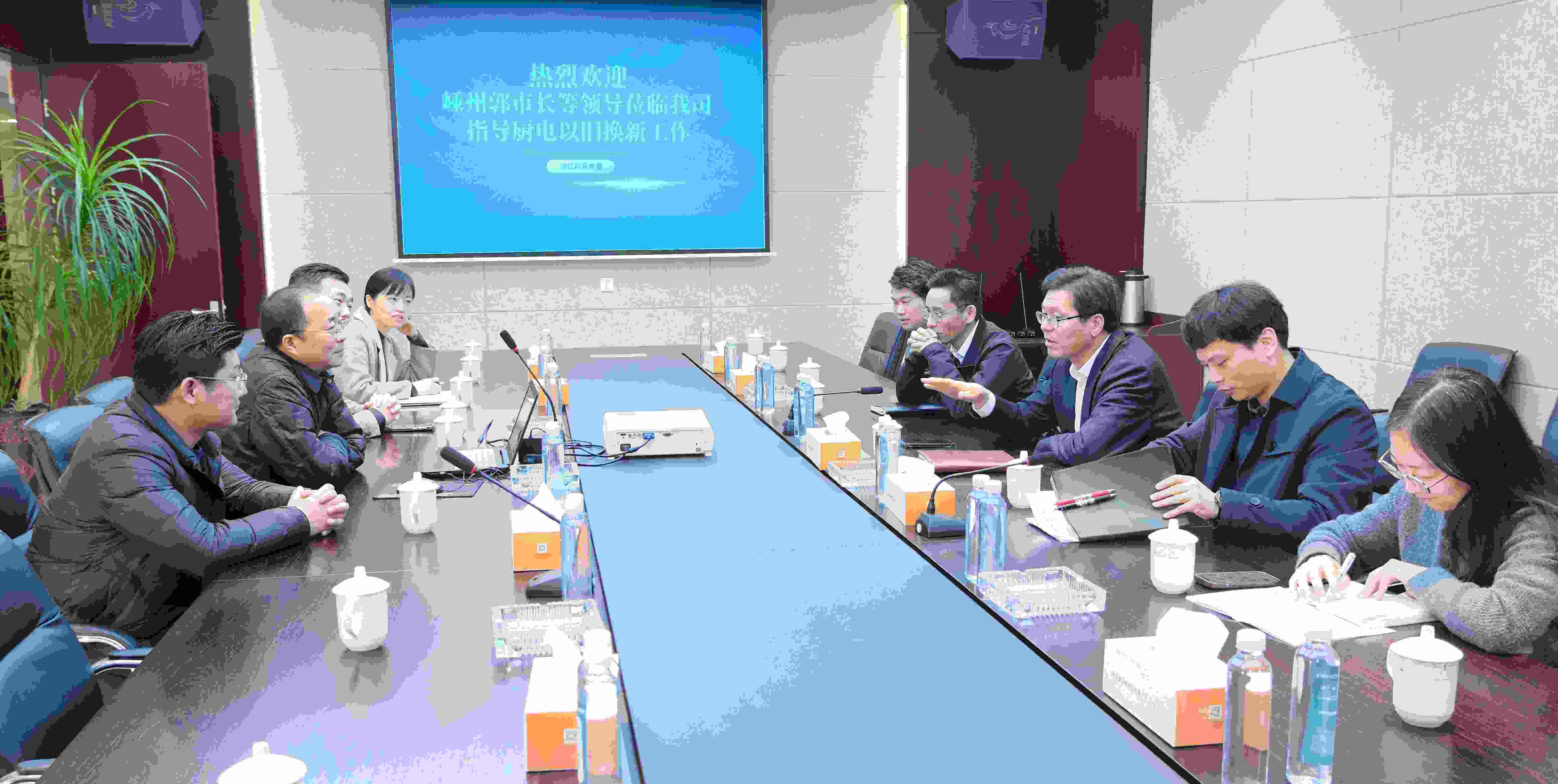 嵊州‌市副市長郭偉鋒，商務局領導一行蒞臨科恩調研廚電以舊換新工作！